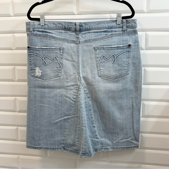 Women’s 14 Mossimo Light Wash Straight Denim Skirt - Picture 6 of 8